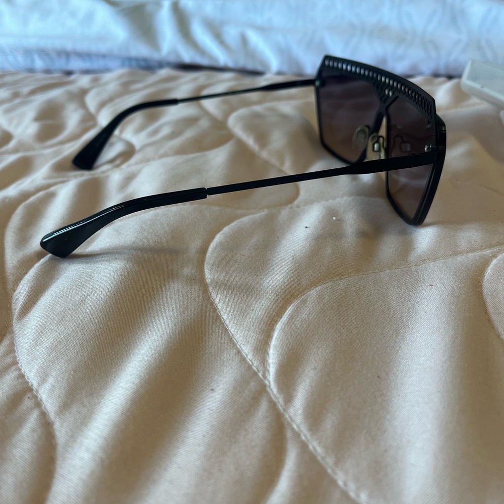 Quay Sunglasses - Picture 2 of 3